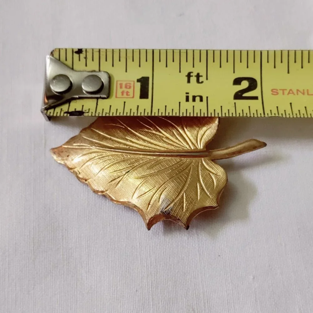 4/$20 Vintage Gold Tone Leaf Brooch Pin
